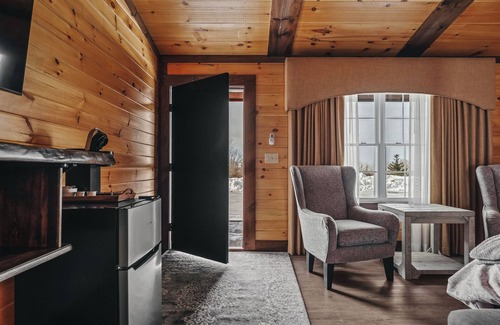 Tully Cabin | Golf, Outdoor Bar, Restaurant - The Forest Haven