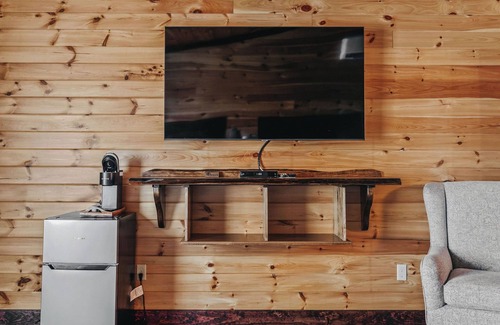 Tully Cabin | Golf, Outdoor Bar, Restaurant - The Rustic Retreat