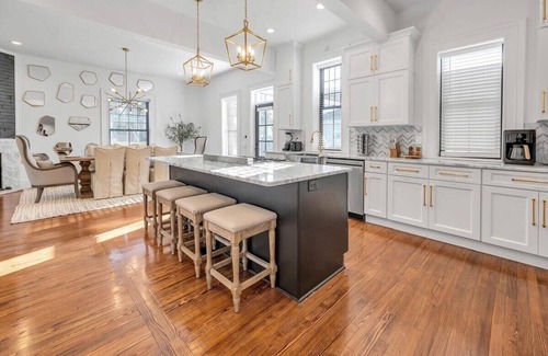 Lexington House | Golf Simulator | Hot Tub | Putting Green | Game Room |