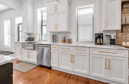 Lexington House | Golf Simulator | Hot Tub | Putting Green | Game Room |