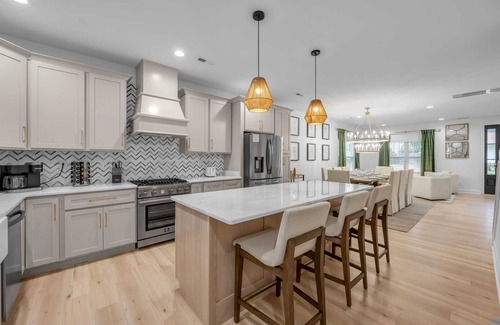 Lexington House | Golf Simulator | Hot Tub | Downtown | Game Room |