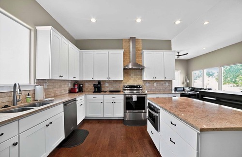 Horseshoe Bay West House | Golf Views, Hot Tub & Family Fun