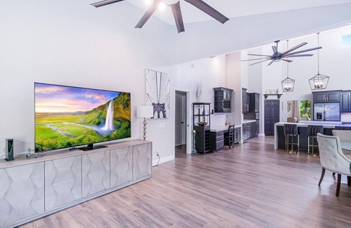 Wellington House | GolfCart to Horse Show! Luxury Private Tennis Ct, Heated Pool Spa, Fenced Yard!