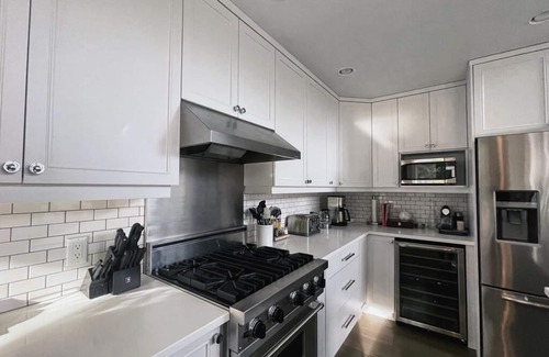 East Kootenay Cottage | Golfers Paradise- Modern Cape Cod Cabin, Family Friendly, Hot Tub, New floors