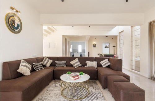 Anekal Villa | Golfing Twins Villa by StayJade Jacuzzi Pool Table PS5