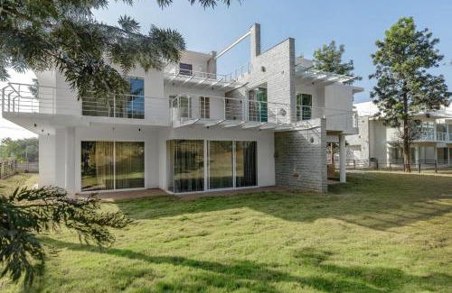 Anekal Villa | Golfing Twins Villa by StayJade Jacuzzi Pool Table PS5