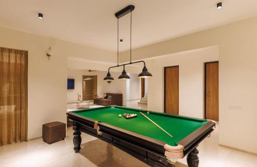 Anekal Villa | Golfing Twins Villa by StayJade Jacuzzi Pool Table PS5