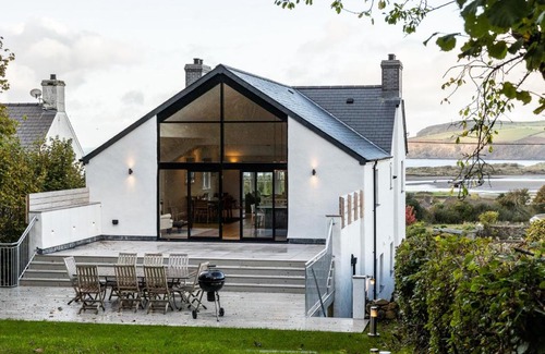 Newport House | Golwg y Lan - A stunning home for 10 with sea views