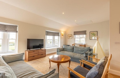 Newport House | Golwg y Lan - A stunning home for 10 with sea views