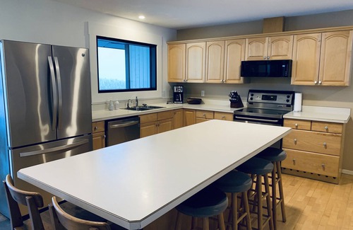 Revelstoke House | Gondola base | Stunning views | Hot tub | Sauna | Business #0005235