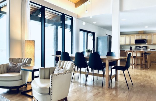 Revelstoke House | Gondola base | Stunning views | Hot tub | Sauna | Business #0005235