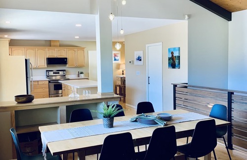 Revelstoke House | Gondola base | Stunning views | Hot tub | Sauna | Business #0005235