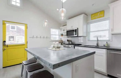 West Newport House | Good Day Sunshine Cottage-Newly updated! Light and Airy w parking