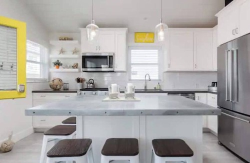 West Newport House | Good Day Sunshine Cottage-Newly updated! Light and Airy w parking