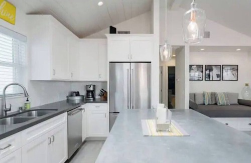 West Newport House | Good Day Sunshine Cottage-Newly updated! Light and Airy w parking