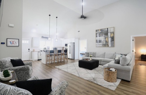 Oxford House | Good Grove Times – 4 King Suites + Porch Swing!