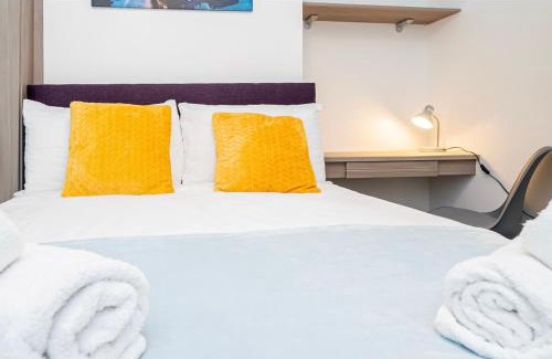 Swindon Apartment | Good Location Free Parking Big Garden Modern House