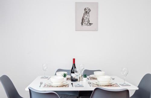 Swindon Apartment | Good Location Free Parking Big Garden Modern House