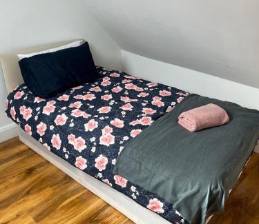 College Park and Old Oak House | Good Priced Single Rooms in East Acton