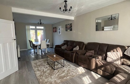 Redbridge House | Good sized family home awaits for you to enjoy