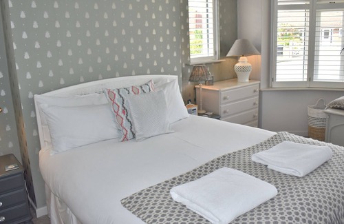 Fishbourne House | Goodwood Festival of Speed Bungalow with Garden & Free Parking