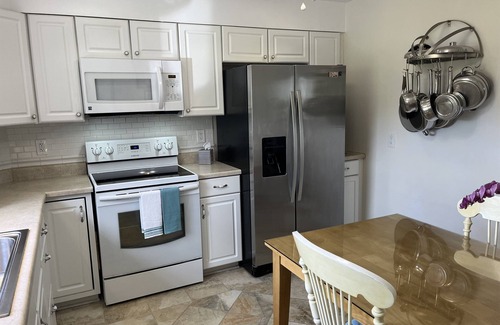 West End Apartment | Goose Pond One Less than 1 mile to All Star Village,1st floor, immaculate apt