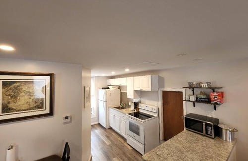 Tonawanda Apartment | Gorgeous 1 bedroom apt, 20 minutes to the Niagara Falls!