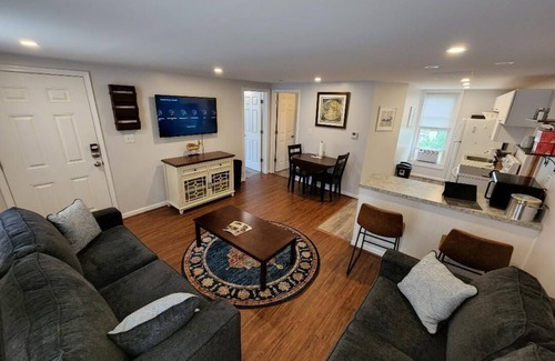 Tonawanda Apartment | Gorgeous 1 bedroom apt, 20 minutes to the Niagara Falls!