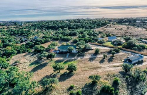 Spicewood Villa | Gorgeous 10 Acre Estate POOL HOT TUB GAME ROOM