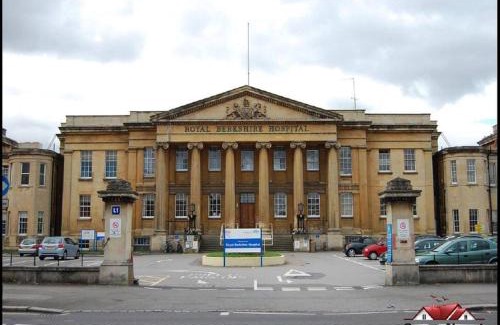 Reading City Centre Apartment | Gorgeous 2 Bed 2 Bath Flat and Parking by CozyNest