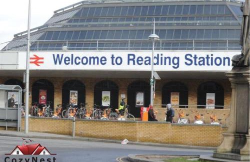 Reading City Centre Apartment | Gorgeous 2 Bed 2 Bath Flat and Parking by CozyNest