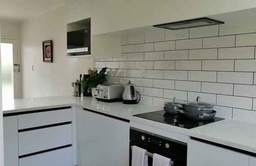 Takapuna House | Gorgeous 2 Bed Rooms & Garage Centre Takapuna