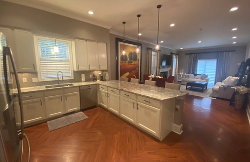 Columbus House | Gorgeous 2005 ranch, high end finishes, decor and amenities.