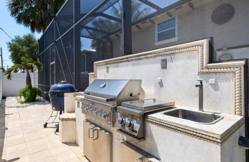 Mid Island Apartment | Gorgeous 2BR Residence with Pool and Spa at Margarita Mansion