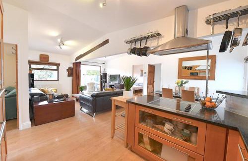 Guildford House | Gorgeous 3BD Cottage in the Heart of Guildford