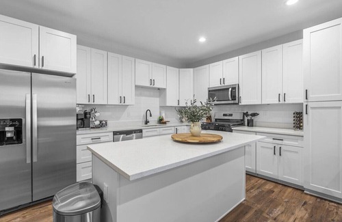 South Oakland House | Gorgeous 4bd near universities Hot tub + Games
