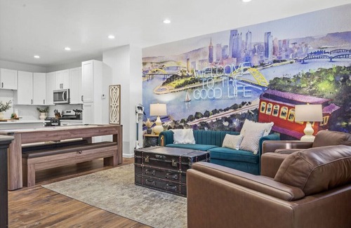 South Oakland House | Gorgeous 4bd near universities Hot tub + Games