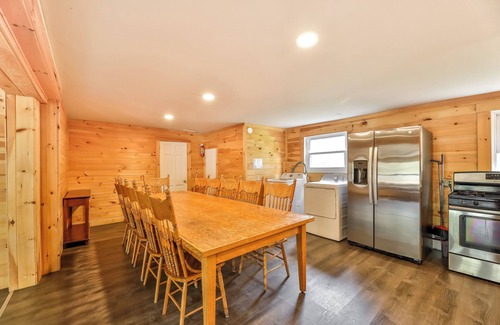 Hunter House | Gorgeous 8 bedroom 7 bathroom Luxury Home HunterMT Private Pool & Hot Tub