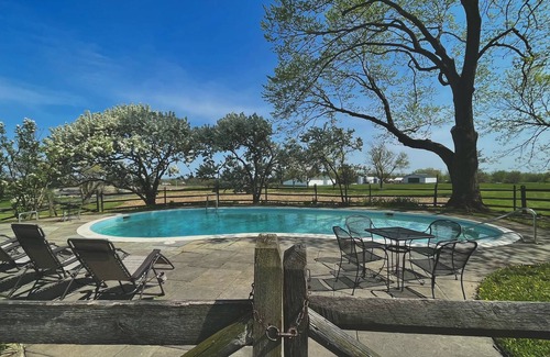 Russell House | GORGEOUS 84 ACRE, 8 BEDROOM, 7 BATHROOM ESTATE WITH PRIVATE POOL!