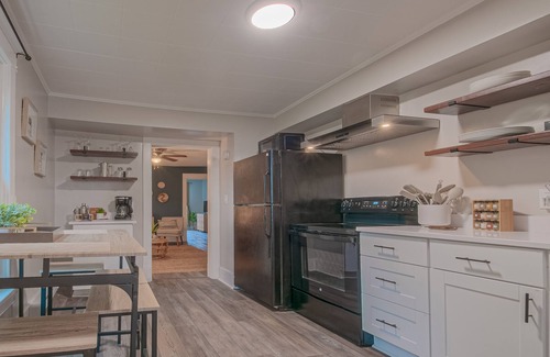 Frederick House | Gorgeous apt, pets, hot tub & fire pit, walk -> DT Frederick