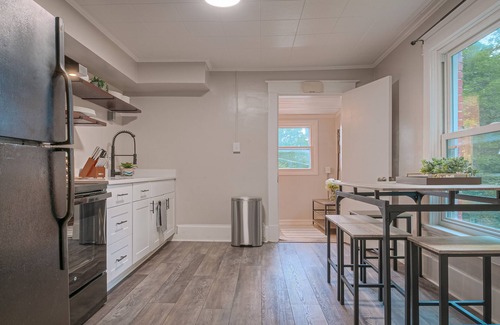 Frederick House | Gorgeous apt, pets, hot tub & fire pit, walk -> DT Frederick