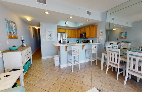 Fort Walton Beach Condo | Gorgeous beachfront condo w/ocean views, shared pool, and beach access