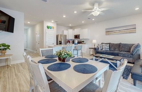 Gulf Breeze House | Gorgeous coastal townhome with plenty of space and outdoor space