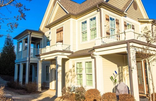 Country Club Condo | Gorgeous Condo Close to Campus & the Square!