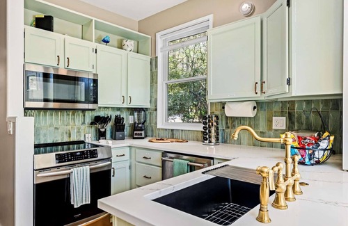 Cashiers Cottage | Gorgeous Cottage on Private Lake - Walk to Town