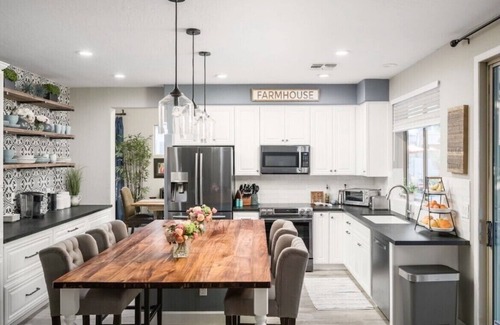 Tempe House | Gorgeous Custom Home ,Heated Pool, Golf, Gourmet Restaurants and Shopping!