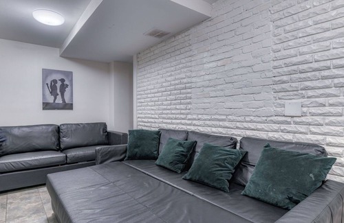 Jersey City Apartment | Gorgeous Duplex with parking by JSQ