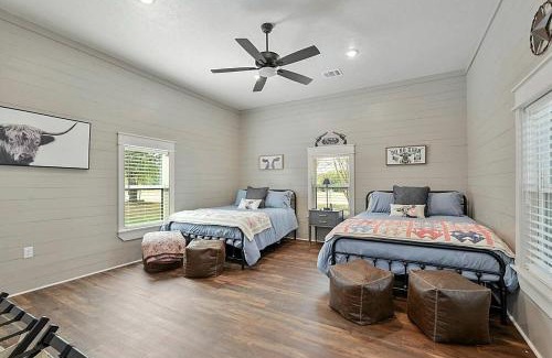 Bryan House | Gorgeous Family Cottage Ideal to Stargaze from the Deck in Texas