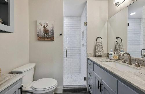 Bryan House | Gorgeous Family Cottage Ideal to Stargaze from the Deck in Texas