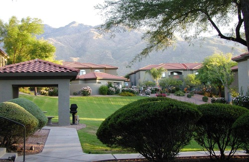 Tucson Condo | Gorgeous getaway! Steps to the pool-Awesome mountain views